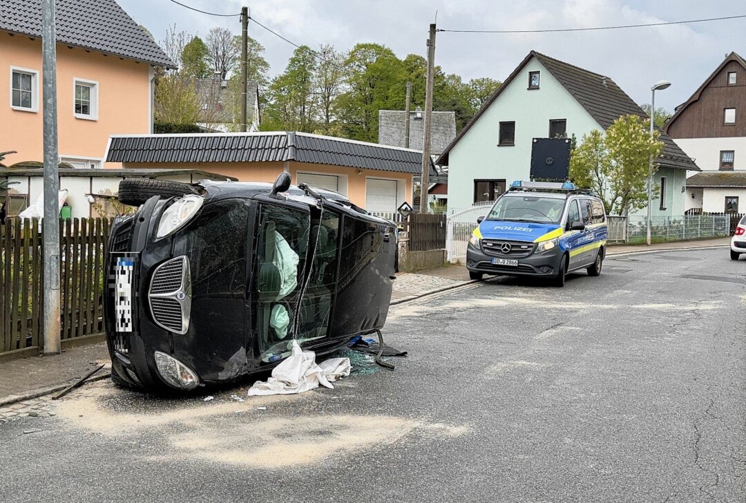Vollsperrung in Zwönitz: Fahrerin muss aus Auto befreit werden - Am Donnerstagmorgen gegen 7.15 Uhr kam es zu einem Verkehrsunfall auf der Dorfchemnitzer Straße. Foto: Daniel Unger