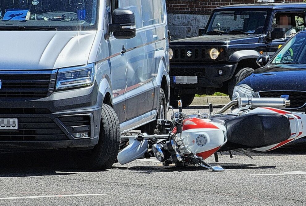 Vollsperrung: Motorradfahrer bei Unfall in Chemnitz verletzt - Der VW Transporter erfasst das Motorrad. Foto: Harry Härtel