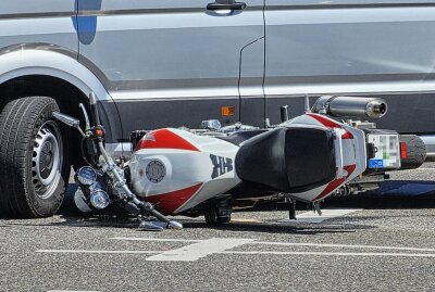 Vollsperrung: Motorradfahrer bei Unfall in Chemnitz verletzt - Der VW Transporter erfasst das Motorrad. Foto: Harry Härtel