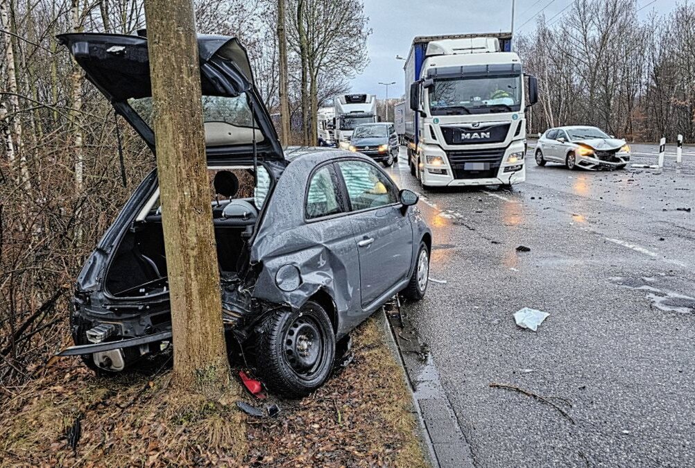 Vollsperrung nach Crash auf dem Südring: Zwei PKW in Unfall verwickelt - Auf dem Südring ereignte sich ein Unfall zwischen zwei PKWs. Foto: Harry Härtel