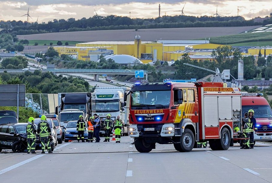 Vollsperrung nach Crash auf der A4: Wohnmobil kollidiert mit PKW - Am Donnerstagabend kam es gegen 19.45 Uhr zu einem Verkehrsunfall auf der A4 zwischen Glauchau Ost und Hohenstein-Ernstthal. Foto: Andreas Kretschel