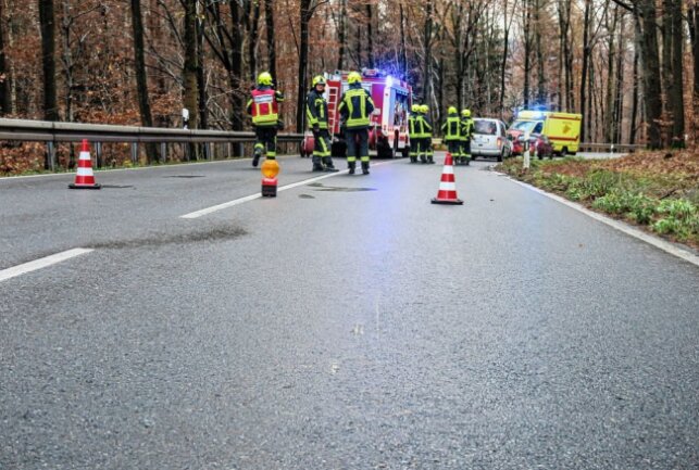 Der Motorradfahrer verletzte sich bei dem Unfall auf der S222 zwischen Bernsbach und Aue, er wurde vom Rettungsdienst mit Notarzt ins Krankenhaus gebracht. Foto: Niko Mutschmann