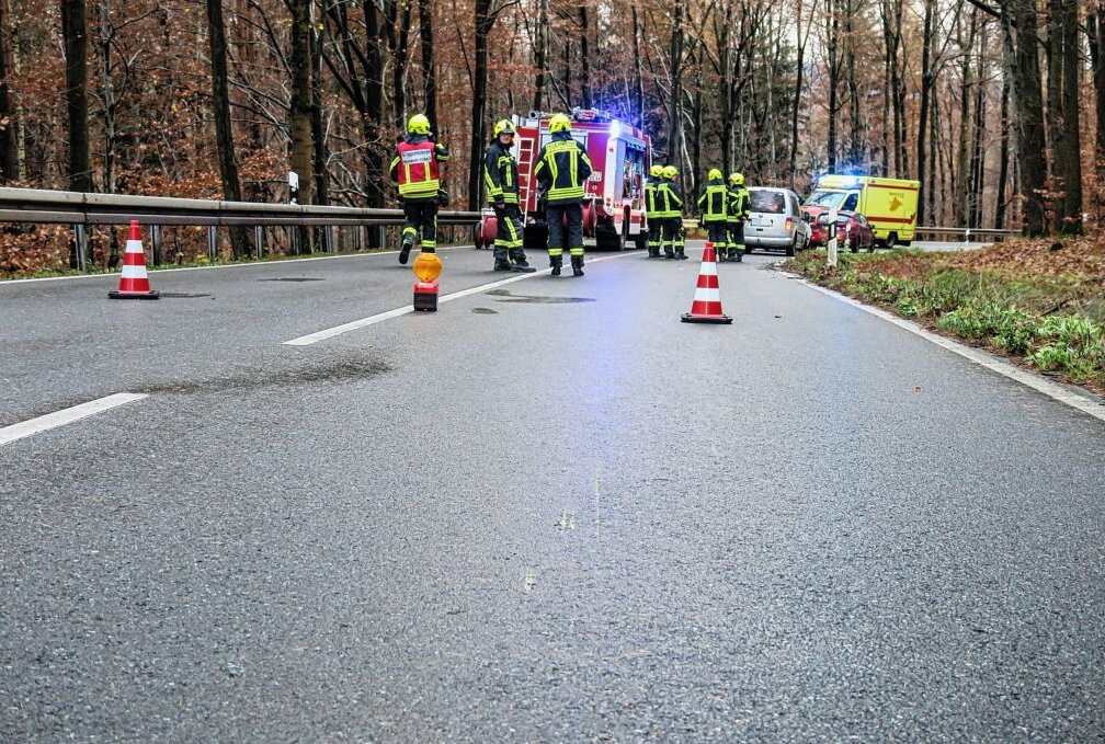 Der Motorradfahrer verletzte sich bei dem Unfall auf der S222 zwischen Bernsbach und Aue, er wurde vom Rettungsdienst mit Notarzt ins Krankenhaus gebracht. Foto: Niko Mutschmann