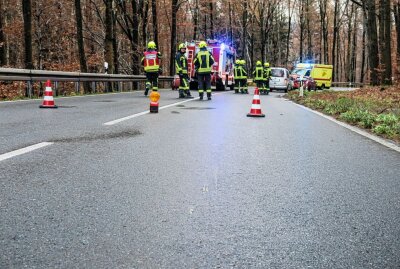 Vollsperrung nach Crash auf der S222 in Bernsbach: Biker schlittert 50 Meter nach Sturz - Der Motorradfahrer verletzte sich bei dem Unfall auf der S222 zwischen Bernsbach und Aue, er wurde vom Rettungsdienst mit Notarzt ins Krankenhaus gebracht. Foto: Niko Mutschmann