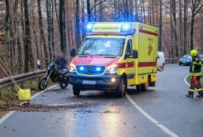 Vollsperrung nach Crash auf der S222 in Bernsbach: Biker schlittert 50 Meter nach Sturz - Der Motorradfahrer verletzte sich bei dem Unfall auf der S222 zwischen Bernsbach und Aue, er wurde vom Rettungsdienst mit Notarzt ins Krankenhaus gebracht. Foto: Niko Mutschmann