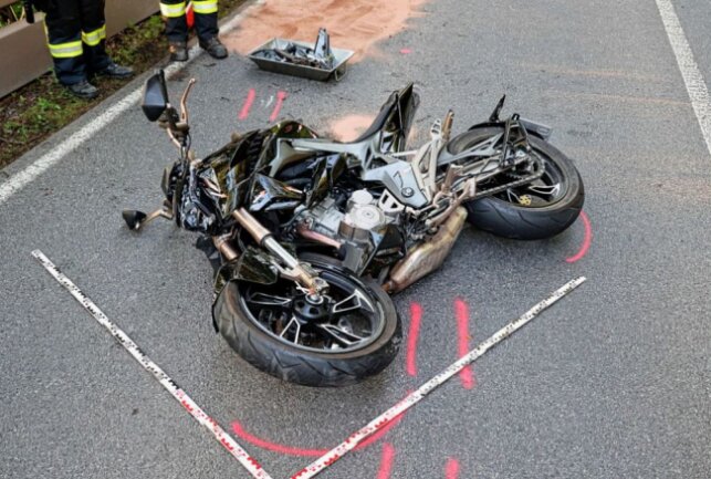 Vollsperrung nach Crash auf der S223: Junge Bikerin schwer verletzt - Junge Bikerin wird bei einem Unfall schwer verletzt. Foto: Harry Härtel