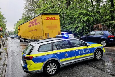 Vollsperrung nach Crash in Chemnitz: Fußgänger von LKW erfasst - Fußgänger läuft vor LKW. Foto: Harry Härtel