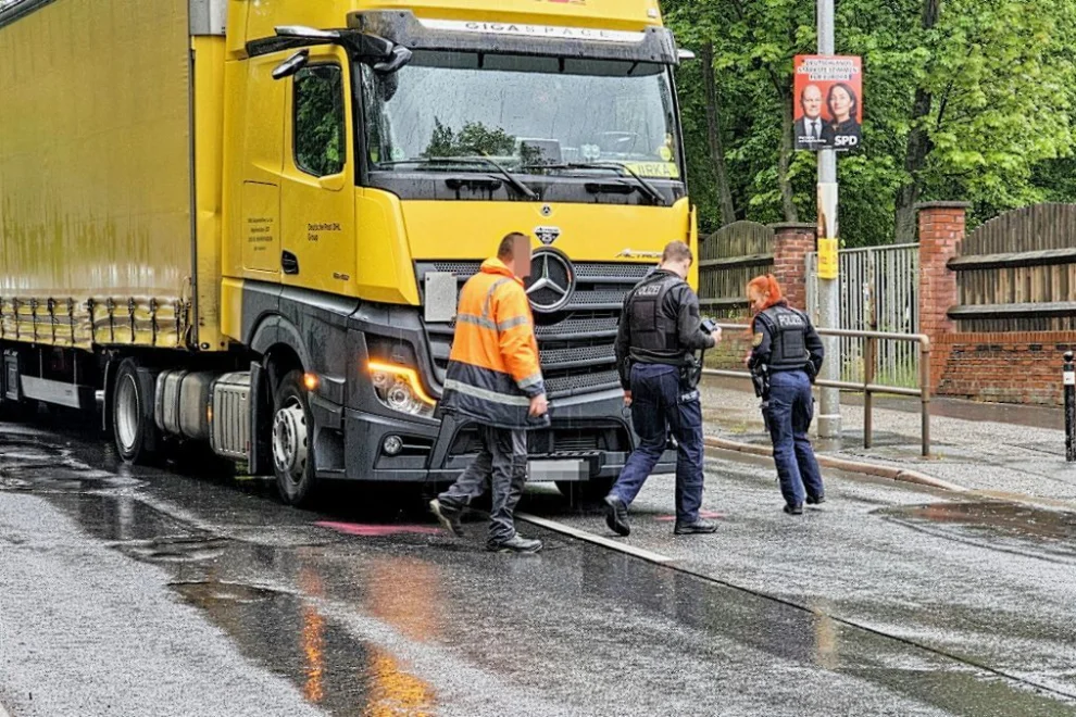 Vollsperrung nach Crash in Chemnitz: Fußgänger von LKW erfasst - Fußgänger läuft vor LKW. Foto: Harry Härtel