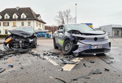 Vollsperrung nach Kreuzungscrash auf B93 in Zwickau - Verkehrsunfall in Zwickau. Foto: Mike Müller