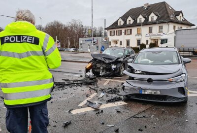 Vollsperrung nach Kreuzungscrash auf B93 in Zwickau - Verkehrsunfall in Zwickau. Foto: Mike Müller
