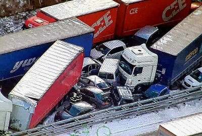 Vollsperrung nach Massencrash auf Autobahn in Tschechien - Massenunfall auf tschechischer Autobahn D5. Foto: Twitter/Polizei Tschechien