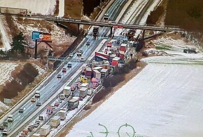 Vollsperrung nach Massencrash auf Autobahn in Tschechien - Die riesige Kollision aus der Luft betrachtet.  Foto: Twitter/Polizei Tschechien