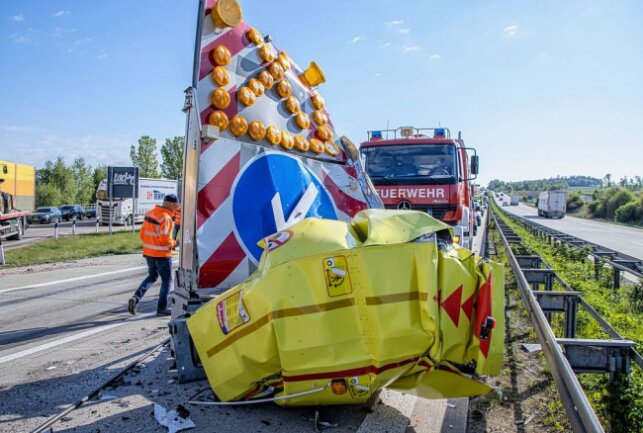 Vollsperrung nach schwerem Crash auf der A72: LKW wird gegen Mittelleitplanke geschleudert - Auf der A72 hat sich am Freitagmorgen gegen 8 Uhr ein schwerer LKW-Unfall ereignet. Foto: André März