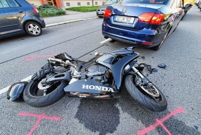 Vollsperrung nach schwerem Crash zwischen Motorrad und PKW - In Chemnitz kam es heute auf der Lutherstraße gegen 8 Uhr zu einem schweren Verkehrsunfall. Foto: Harry Härtel 