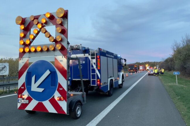 Vollsperrung nach schwerem LKW-Brand auf der A72: Sachschaden übersteigt 100.000 Euro - THW Reichenbach hilft bei der Vollsperrung und der Vorwarnung vor Staugefahr. Foto: Daniel Unger