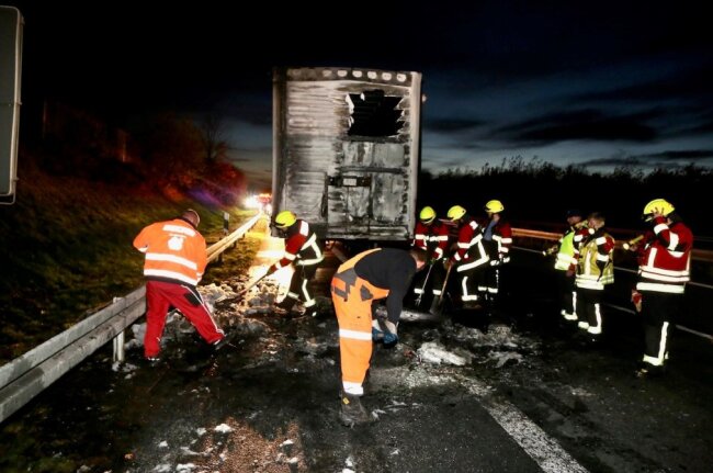 Vollsperrung nach schwerem LKW-Brand auf der A72: Sachschaden übersteigt 100.000 Euro - Die Bergung des LKW hat begonnen. Foto: Daniel Unger