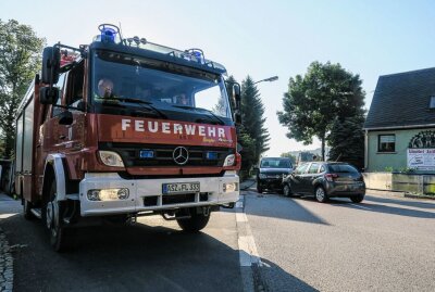 Vollsperrung nach schwerem Unfall auf B101: PKW kollidiert mit Transporter - Gegen 6.45 Uhr kam es am Dienstagmorgen auf der B101 in Lauter-Bernsbach zu einem schweren Unfall. Foto: Niko Mutschmann 
