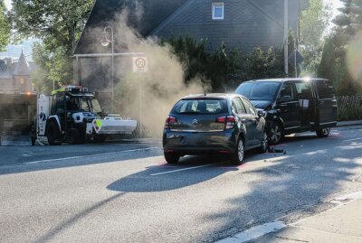Vollsperrung nach schwerem Unfall auf B101: PKW kollidiert mit Transporter - Gegen 6.45 Uhr kam es am Dienstagmorgen auf der B101 in Lauter-Bernsbach zu einem schweren Unfall. Foto: Niko Mutschmann 