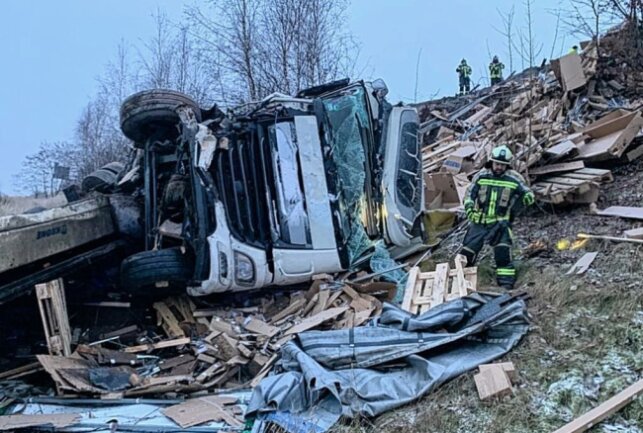 Vollsperrung nach schwerem Unfall auf der A4 - Auf der A4 kam es zu einem schweren Unfall. Foto: Andreas Kretschel