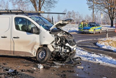 Vollsperrung nach schwerem Unfall bei Callenberg - Schwerer Verkehrsunfall bei Callenberg. Foto: Andreas Kretschel