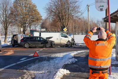Vollsperrung nach schwerem Unfall bei Callenberg - Schwerer Verkehrsunfall bei Callenberg. Foto: Andreas Kretschell