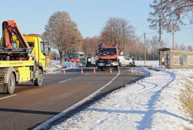 Vollsperrung nach schwerem Unfall bei Callenberg - Schwerer Verkehrsunfall bei Callenberg. Foto: Andreas Kretschel