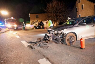 Vollsperrung nach schwerem Verkehrsunfall auf der S223 bei Waldkirchen - Aus bisher unbekannter Ursache kollidierten zwei PKW auf der S223. Foto: Harry Haertel