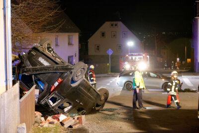 Vollsperrung nach schwerem Verkehrsunfall auf der S223 bei Waldkirchen - Aus bisher unbekannter Ursache kollidierten zwei PKW auf der S223. Foto: Harry Haertel