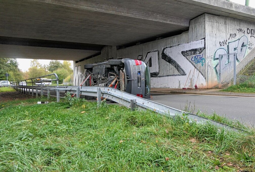 Vollsperrung nach Unfall in Autobahnunterführung der A14 - Der Fahrer kam aus bislang unbekannten Gründen nach links von der Fahrbahn ab. Foto: Sören Müller