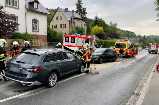 Heute Nachmittag kam es zu einer Vollsperrung nach Unfall mit drei Verletzten in Bad Schlema. Foto: Daniel Unger