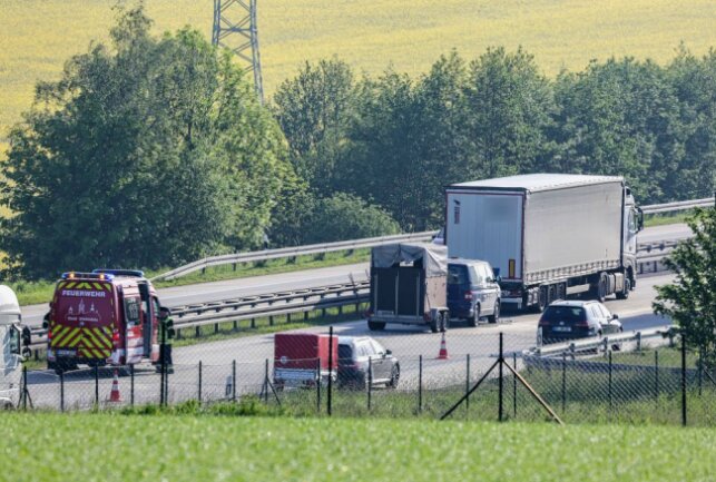 Vollsperrung nach Unfall mit LKW auf der A72 - Am Donnerstagmorgen kam es auf der A72 zu einem Verkehrsunfall. Foto: Andreas Kretschel