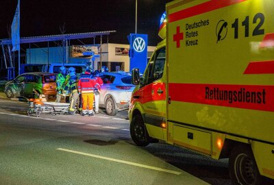 Vollsperrung nach Unfall mit Schwerverletztem auf sächsischer Bundesstraße - Bei einem Unfall mit drei beteiligten Fahrzeugen auf der B96 in Zittau sind am Mittwochnachmittag drei Menschen verletzt worden. Foto: xcitepress