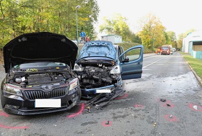 Vollsperrung nach Unfall mit zwei Schwerverletzten im Erzgebirge - Unfall mit vier Verletzten auf der Annaberger Straße in Zwönitz. Foto: Niko Mutschmann