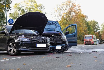 Vollsperrung nach Unfall mit zwei Schwerverletzten im Erzgebirge - Unfall mit vier Verletzten auf der Annaberger Straße in Zwönitz. Foto: Niko Mutschmann