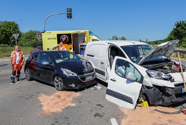 Vollsperrung nach Verkehrsunfall auf der B173 - In Lichtenstein kam es am Dienstagvormittag zu einem Verkehrsunfall. Foto: Andreas Kretschel