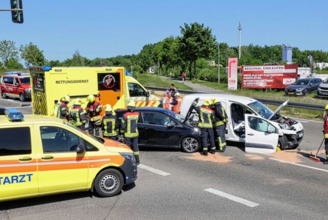 Vollsperrung nach Verkehrsunfall auf der B173 - In Lichtenstein kam es am Dienstagvormittag zu einem Verkehrsunfall. Foto: Andreas Kretschel