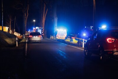 Gegen 19 Uhr kam am Mittwochabend ein Fiat auf der Königswalder Straße nahe Königswalde ersten Informationen zufolge  von der Fahrbahn ab, streifte eine Baum, überschlug sich und stürzte in den Straßengraben. 