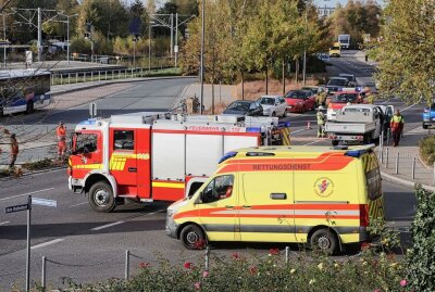 Vollsperrung nach Verkehrsunfall in Hohenstein-Ernstthal - Heute ereignete sich ein Verkehrsunfall in Hohenstein-Ernstthal. Beide Fahrzeuge mussten abtransportiert werden. Foto: A. Kretschel