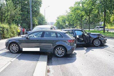 Vollsperrung nach Verkehrsunfall: Massenkollision mit mehreren Verletzten - Zu einem Massencrash ist es am Mittwochmorgen gegen 8 Uhr in der Dresdner Südvorstadt gekommen. Foto: xcitepress