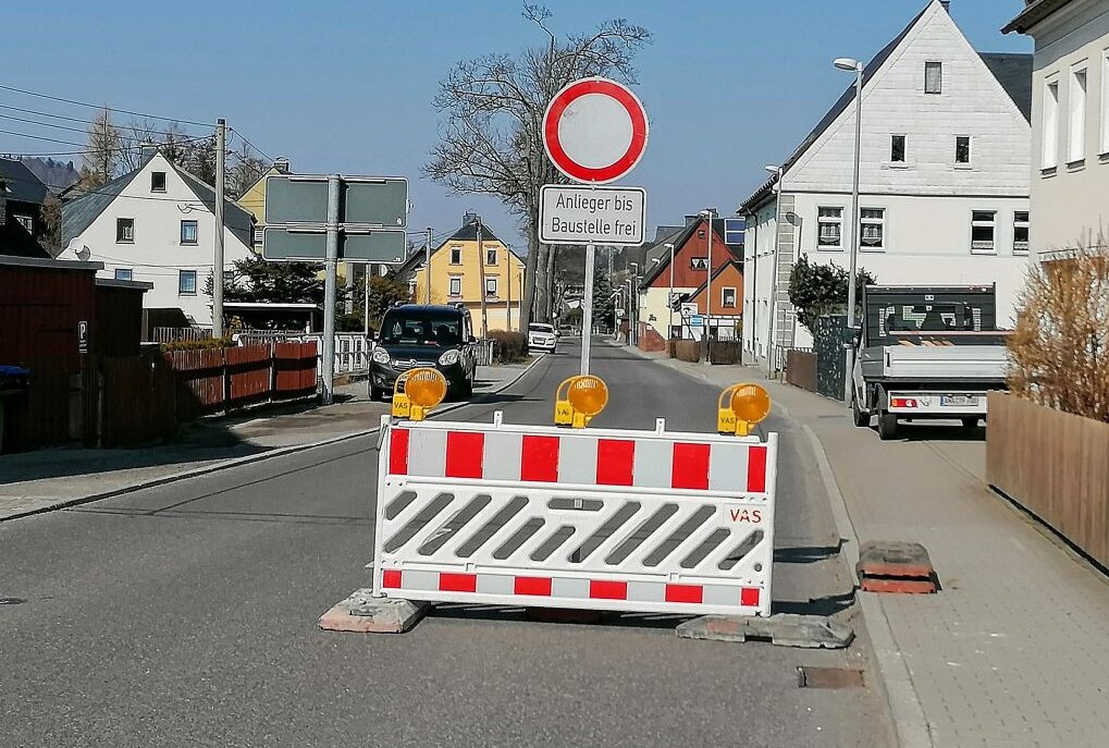 Zwischen Neudorf und Cranzahl ist die Straße wegen Baumpflegearbeiten noch bis Montag an den Arbeitstagen von 8.00 Uhr bis 15.30 Uhr voll gesperrt. Foto: Thomas Fritzsch/PhotoERZ