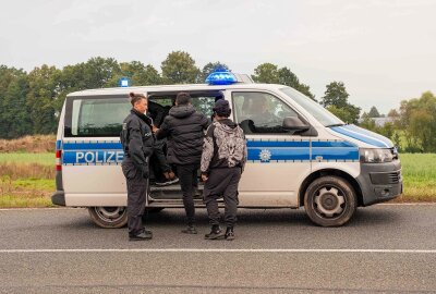Volvo mit zehn eingeschleusten Menschen auf B178 gestoppt - Ein Schleuser hat am Sonntagmorgen 10 Menschen in einem Volvo über die deutsch polnische Grenze nach Deutschland gebracht. Foto: xcitepress