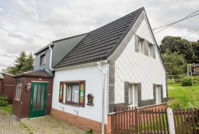 Vom Familienhaus zum Heim für die Kunst - Das kleine Häuschen im Sandweg Nummer 7 gehört zu den ältesten in Gebirge. Foto: Jan Görner