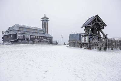 Vom Frühling keine Spur: Wintercomeback im Erzgebirge - Winterwetter auf dem Fichtelberg. Foto: Bernd März