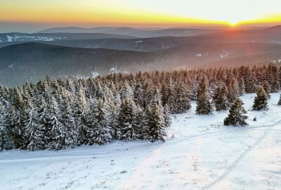 Vom meteorologischen Frühlingsanfang ist im Erzgebirge nichts zu spüren - Am Abend gibt es zudem tolle Sonnenuntergänge zu bestaunen, wie heute am Fichtelberg. Foto: Bernd März