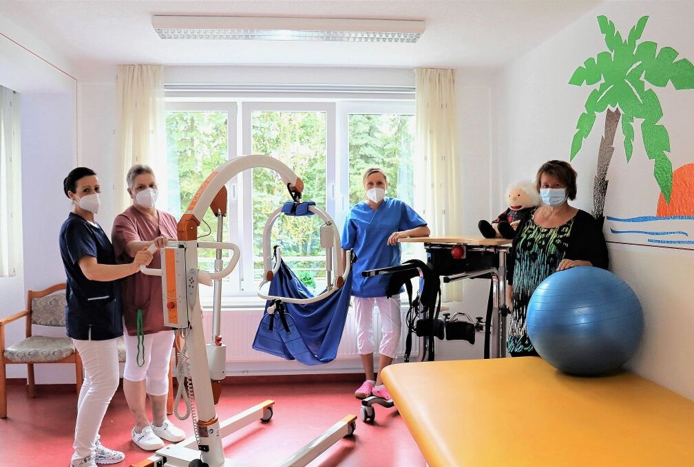 Vom Wachkoma kann jeder betroffen sein - Anja Heim (r.) und ein Teil ihres Wachkoma-Teams im Therapiebereich. Foto: Ilka Ruck