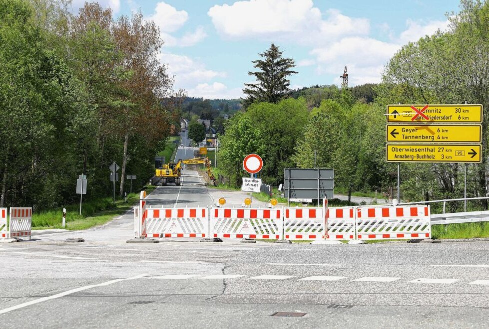 Am letzten Tag im Mai starteten Straßenbaumaßnahmen auf der B95 Richtung Schönfeld. Foto: Thomas Fritzsch/PhotoERZ