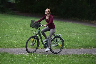 Von City- bis E-Bike: 7 Tipps für den Fahrrad-Kauf - Beliebte Variante: Eine aufrechte Sitzposition eignet sich vor allem für kürzere Strecken.