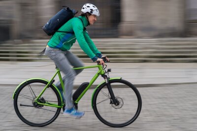 Von City- bis E-Bike: 7 Tipps für den Fahrrad-Kauf - Lange Distanzen schafft man besser, wenn ein Motor mithilft.