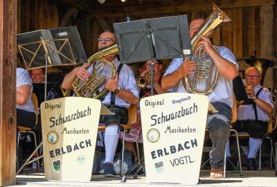 Von der Ernte bis zum Brot: Landtechniktag in Eubabrunn - Ein weiterer Programmpunkt war ein Konzert mit den Original Schwarzbachmusikanten im Museumsho. Foto: Johannes Schmidt