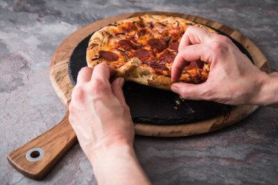Von Käserand bis Kürbiscreme: Pizza mal anders - Ein Käserand verleiht der Pizza einen zusätzlichen Geschmack und eine besondere Textur.